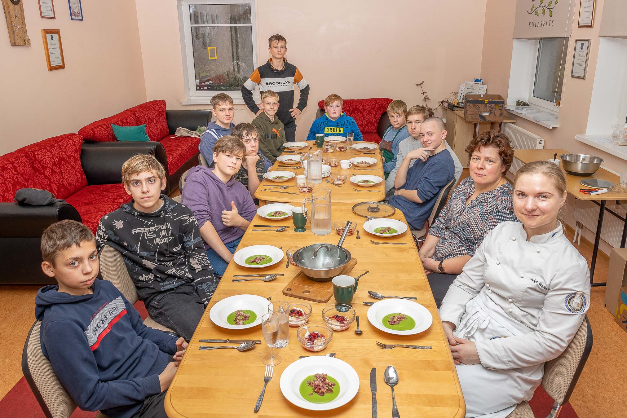 Kella 11 paiku said Osula kooli 7. klassi poisid koos õpetaja Krista Hütsi ja peakokk Evelyn Esajasega laua taha. Söödi ise tehtud hernepüreesuppi, kala köögiviljadega ja kamakreemi magustoitu. Õpilaste hulgas oli neid, kes kodus toitu ise ei valmista, kuid rohkem oli neid, kes toidutegemisega sageli kokku puutuvad. FOTO: Aigar Nagel